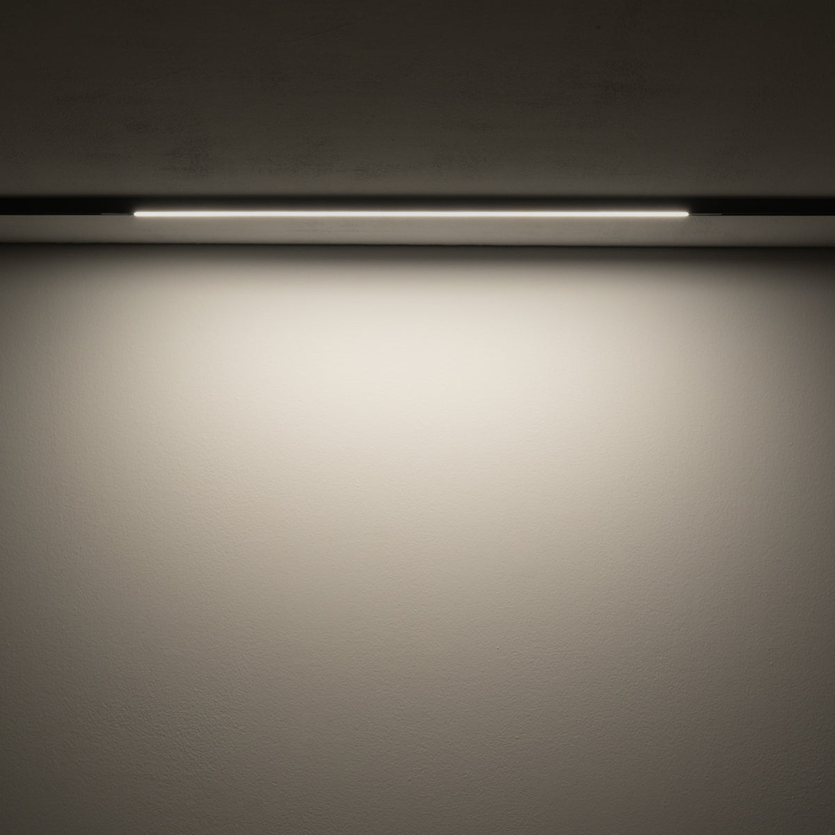 Nowodvorski System szynowy NANO - LVM LINE IN LED 6W 6W 24 - Aluminium lakierowane - Czarny 11717 - lampa włączona