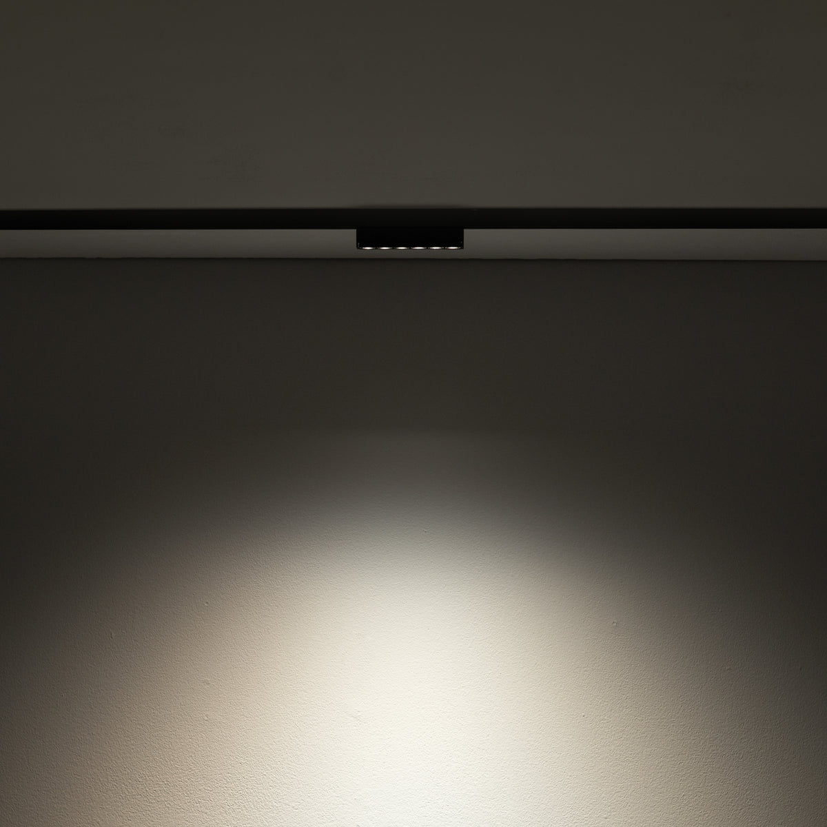 Nowodvorski System szynowy NANO - LVM FOCUS OUT LED 5W 5W 24 - Aluminium lakierowane - Czarny 11718 - lampa włączona