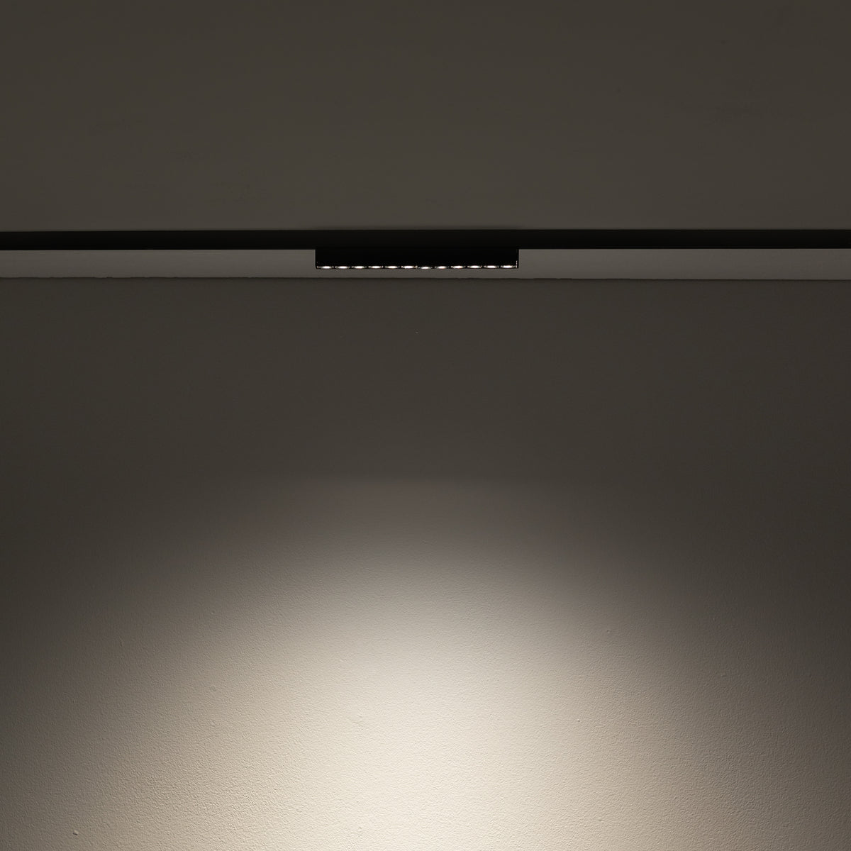 Nowodvorski System szynowy NANO - LVM FOCUS OUT LED 10W 10W 24 - Aluminium lakierowane - Czarny 11720 - lampa włączona