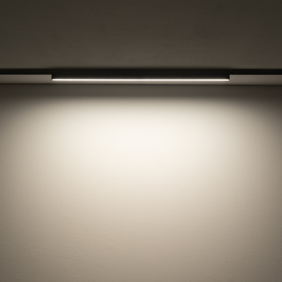 Nowodvorski System szynowy NANO - LVM LINE OUT LED 20W 20W 24 - Aluminium lakierowane - Czarny 11721 - lampa włączona