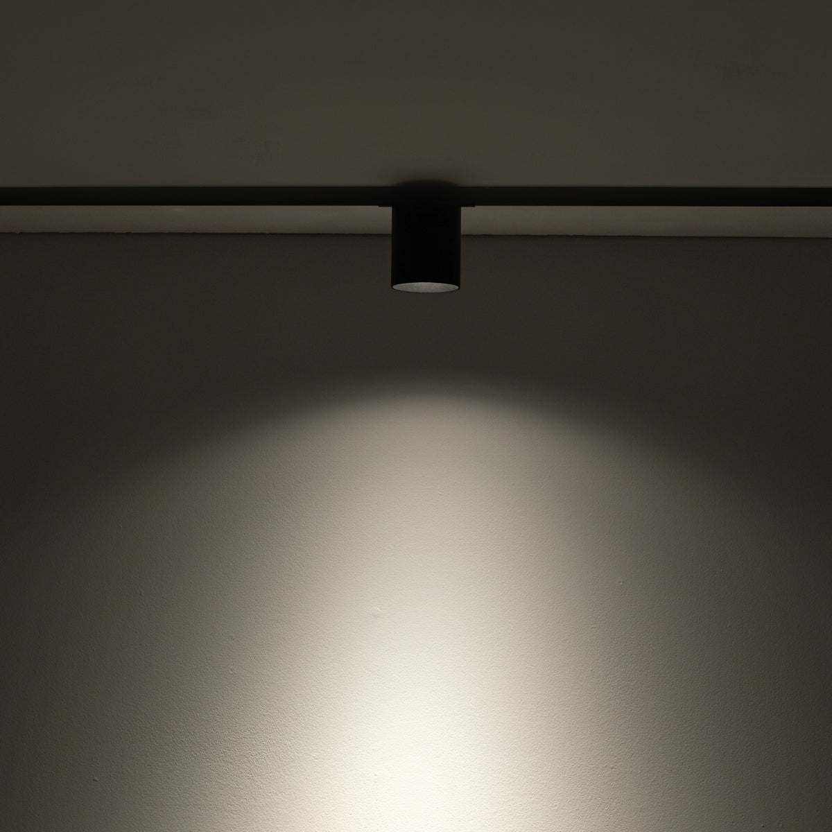 Nowodvorski System szynowy NANO - LVM MUG LED 7W 7W 24 - Aluminium lakierowane - Czarny 11722 - lampa włączona
