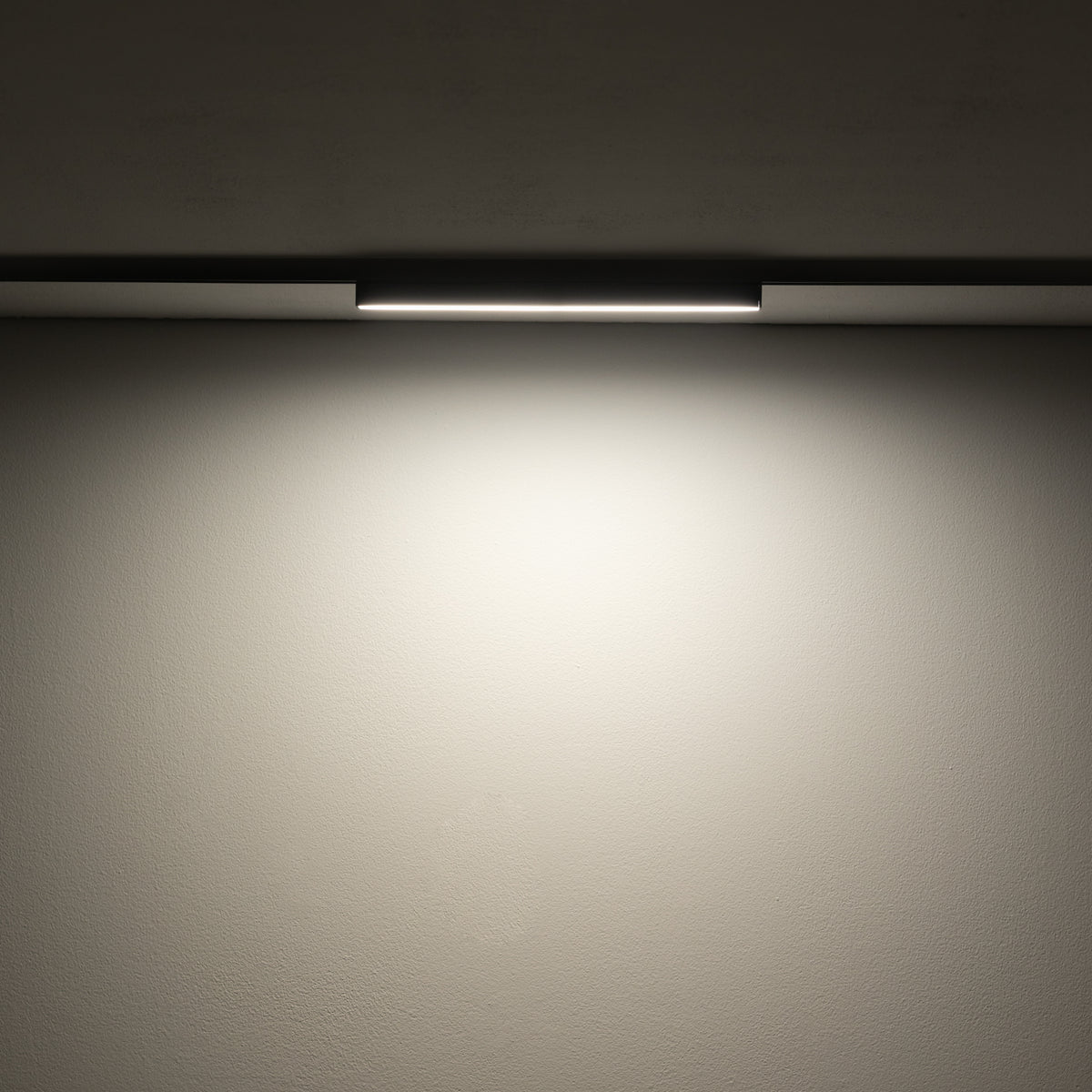 Nowodvorski System szynowy NANO - LVM LINE OUT LED 10W 10W 24 - Aluminium lakierowane - Czarny 11743 - lampa włączona