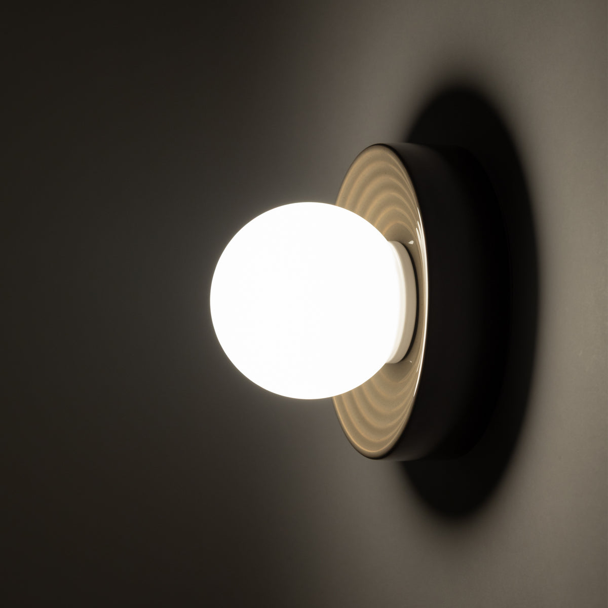 Nowodvorski Kinkiet CLAY S 12W only LED 220-230 50/60 - Ceramika - Brąz 11750 - lampa włączona