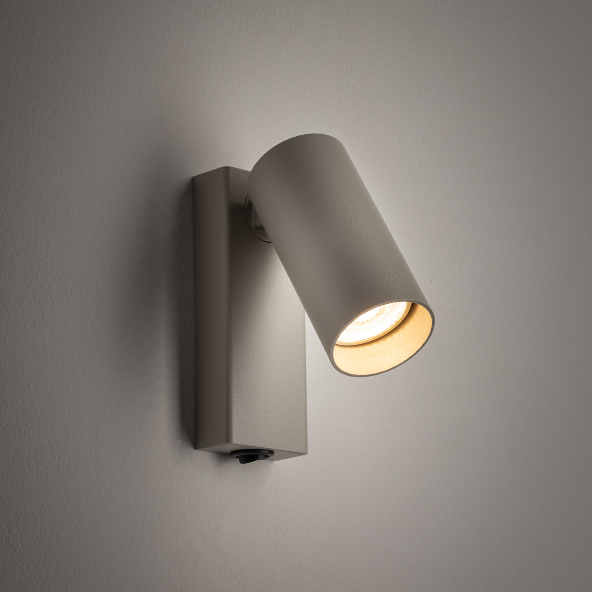 Nowodvorski Kinkiet regulowany z włącznikiem FOURTY 10W only LED 220-230 50/60 - Stal lakierowana - Jedwabisty szary 11765 - lampa włączona