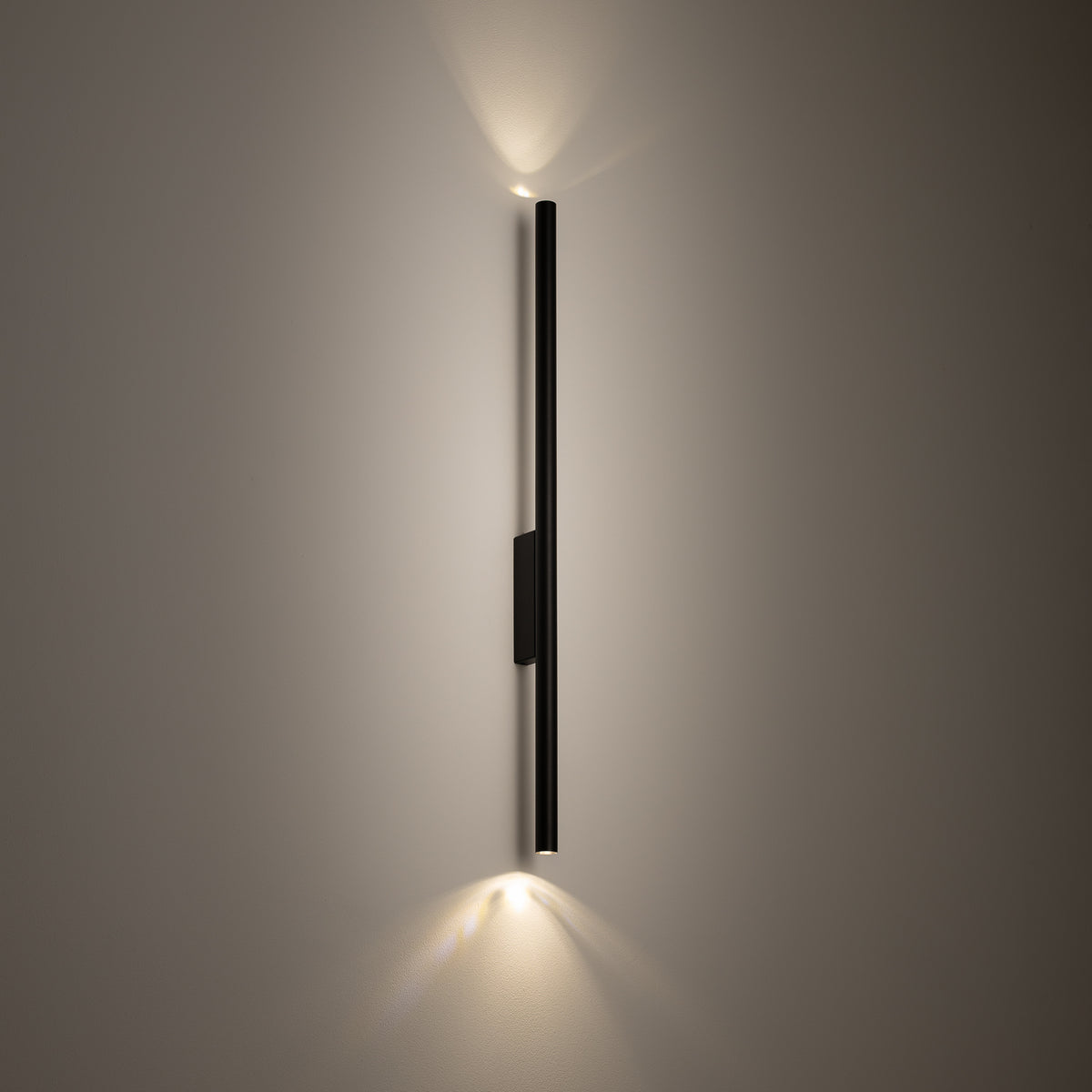 Nowodvorski Kinkiet LASER WALL L 10W only LED 220-230 50/60 - Stal lakierowana - Czarny 11812 - lampa włączona