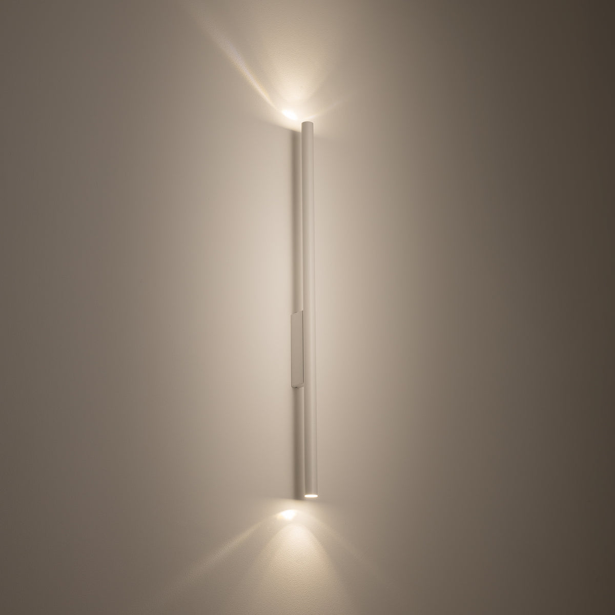Nowodvorski Kinkiet LASER WALL L 10W only LED 220-230 50/60 - Stal lakierowana - Biały 11813 - lampa włączona
