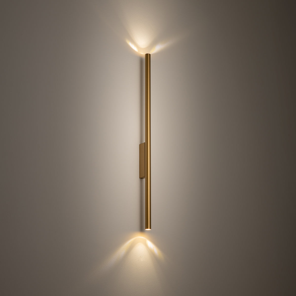 Nowodvorski Kinkiet LASER WALL L 10W only LED 220-230 50/60 - Stal lakierowana - Satynowy złoty 11814 - lampa włączona