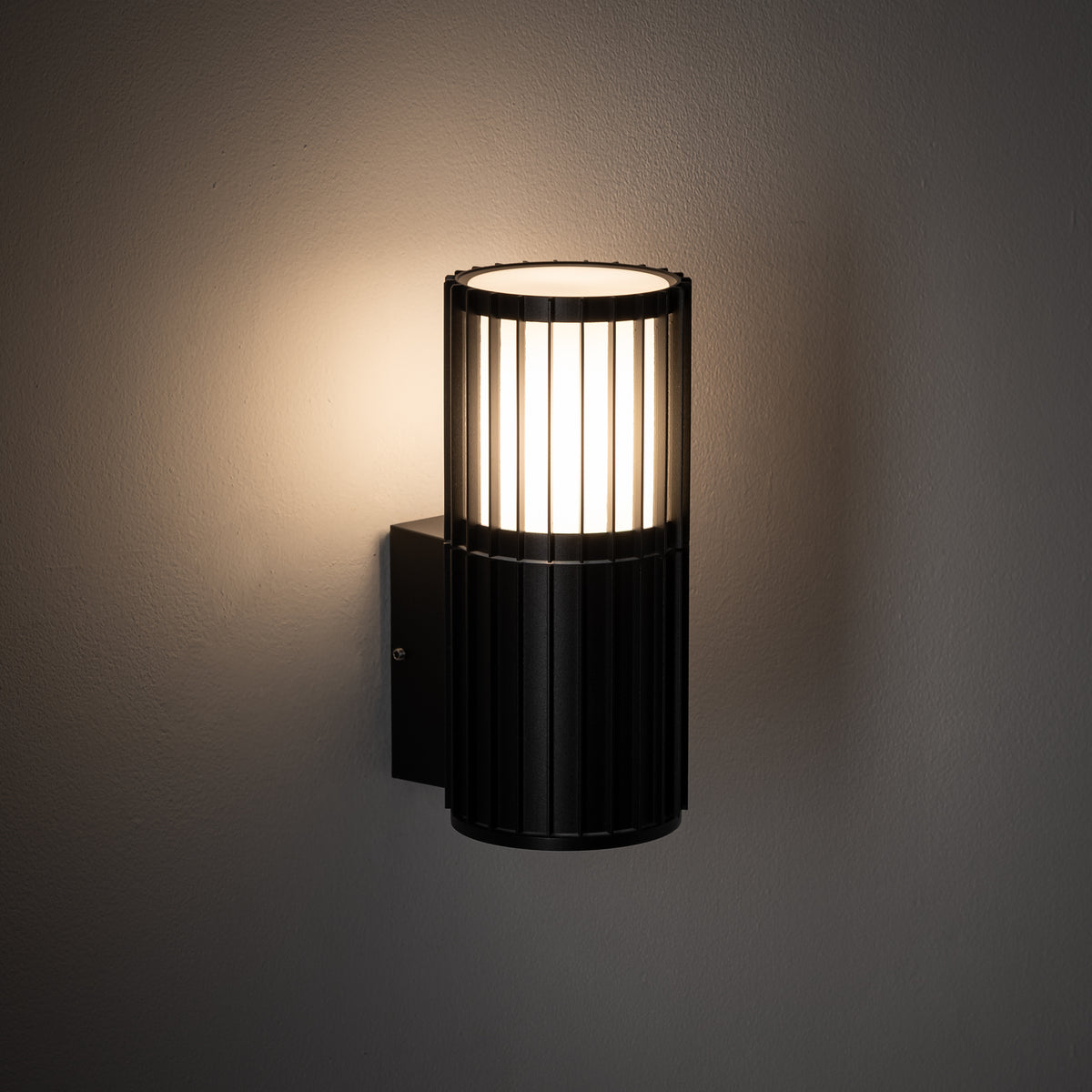Nowodvorski Lampa ścienna natynkowa SHIRA max 25 only LED 220-230 50/60 IP54 - Aluminium lakierowane - Czarny 11962 - lampa włączona