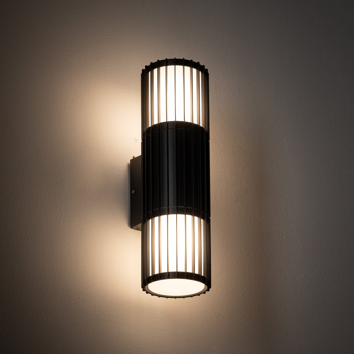 Nowodvorski Lampa ścienna natynkowa SHIRA max 25 only LED 220-230 50/60 IP54 - Aluminium lakierowane - Czarny 11963 - lampa włączona