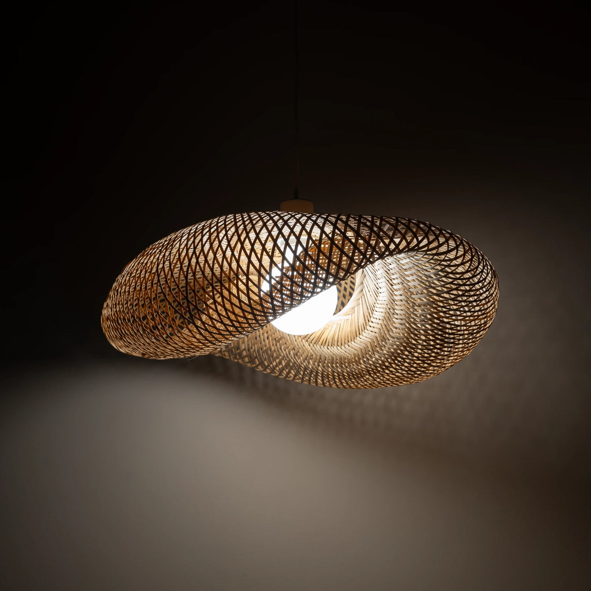 Nowodvorski Klosz / Oprawa CAMELEON HAVANA M - Bambus - Naturalne drewno 12433 - lampa włączona