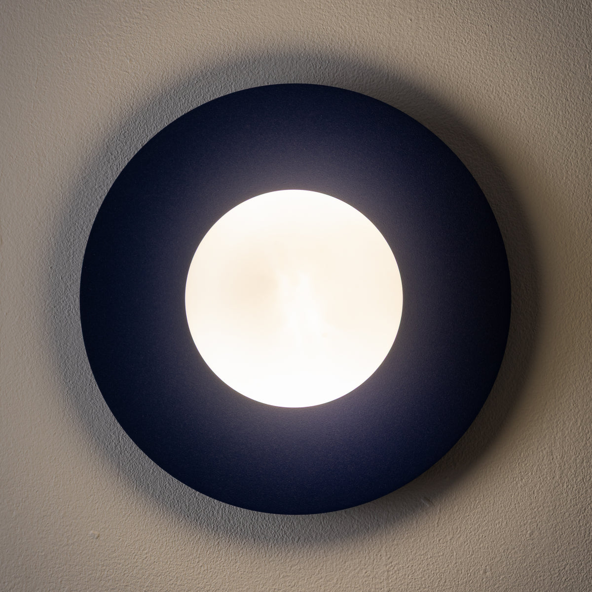Nowodvorski Kinkiet SATURN M 4W only LED 220-230 50/60 - Stal lakierowana - Granatowy 12440 - lampa włączona