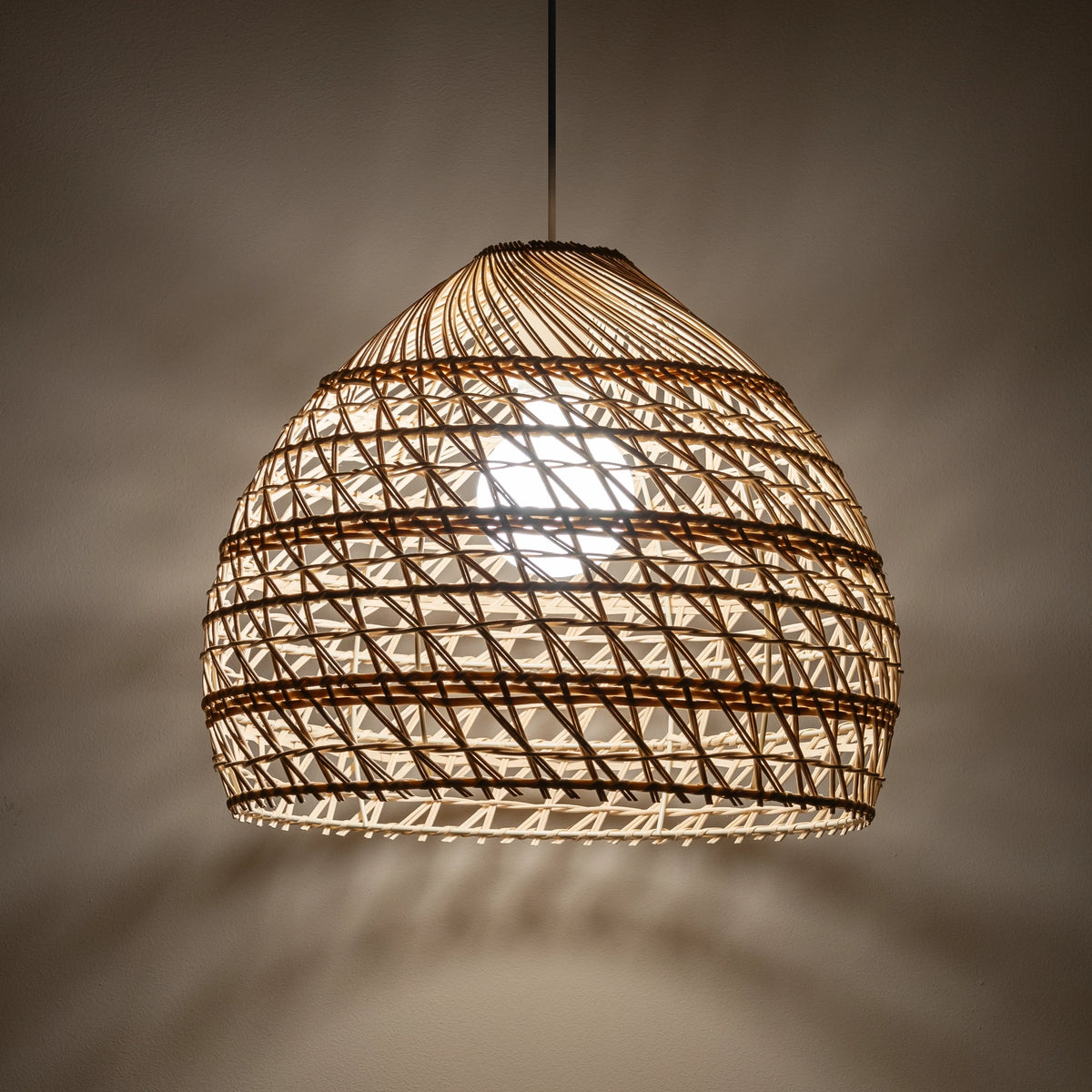 Nowodvorski Klosz / Oprawa CAMELEON BOHO M - Rattan - Naturalne drewno 12506 - lampa włączona