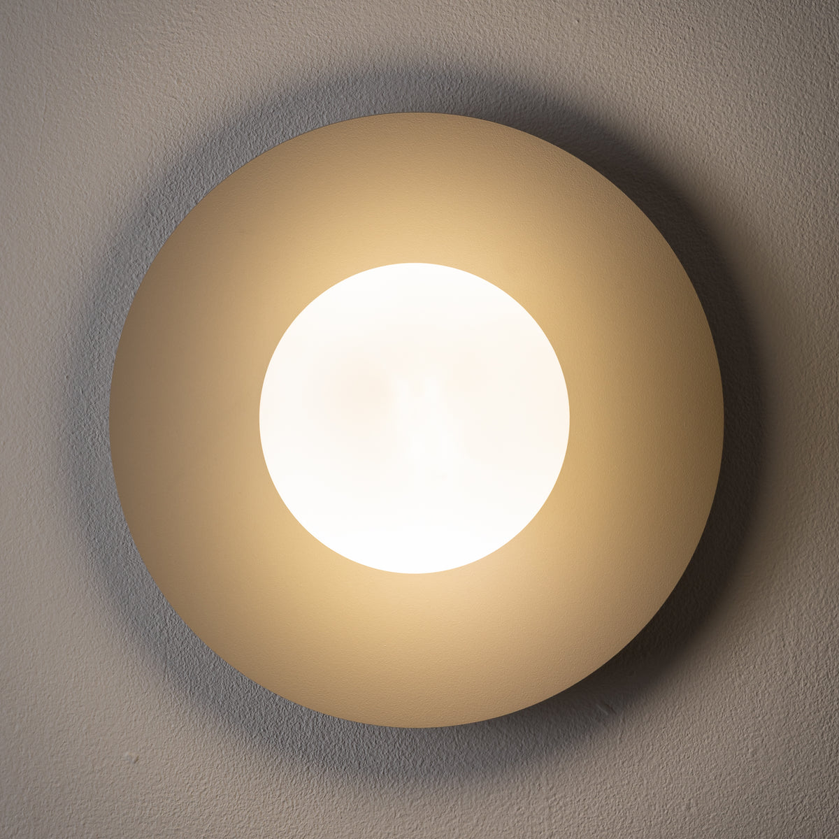 Nowodvorski Kinkiet SATURN M 4W only LED 220-230 50/60 - Stal lakierowana - Beżowy 12595 - lampa włączona