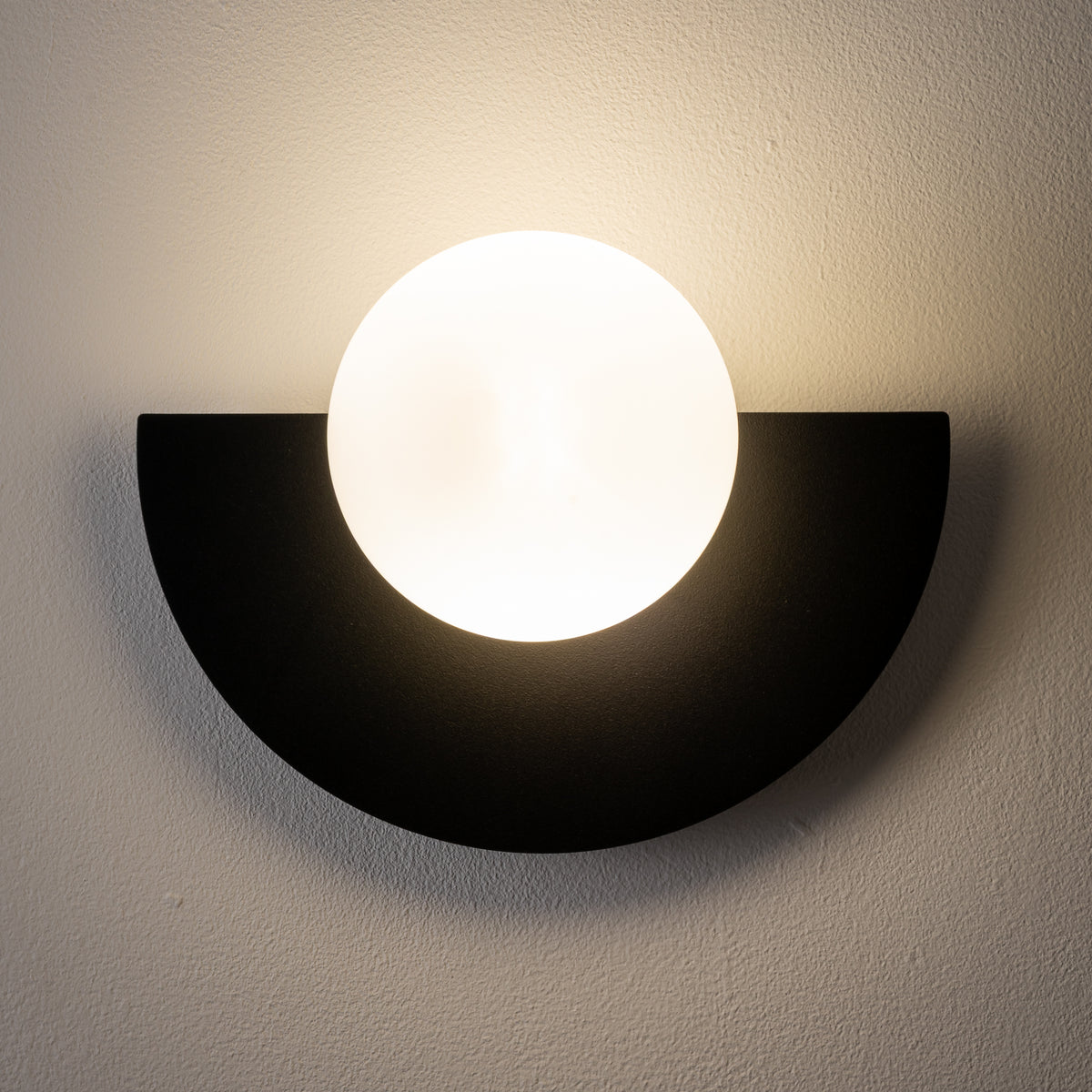 Nowodvorski Kinkiet SATURN S 4W only LED 220-230 50/60 - Stal lakierowana - Czarny 12596 - lampa włączona