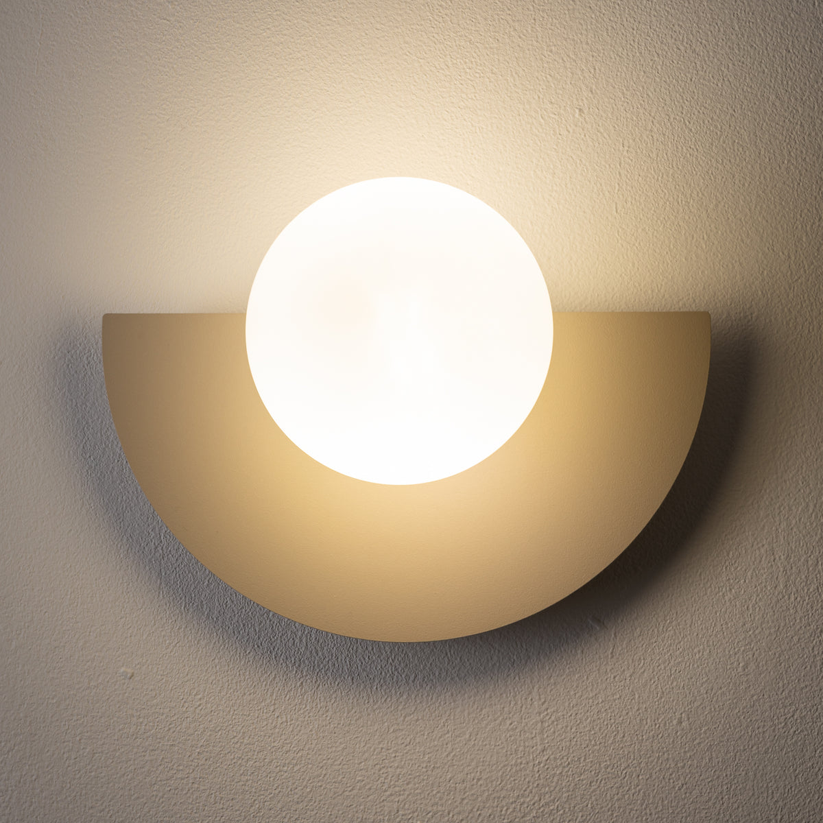 Nowodvorski Kinkiet SATURN S 4W only LED 220-230 50/60 - Stal lakierowana - Beżowy 12603 - lampa włączona