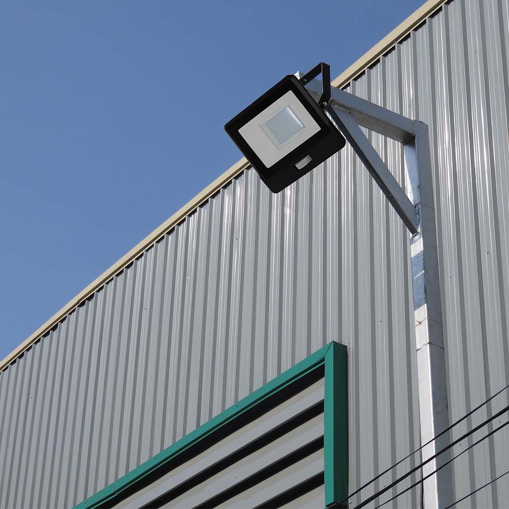 20W Naświetlacz LED SMD z czujnikiem ruchu / Chip SAMSUNG / Przewód: 1m / Barwa:3000K / Obudowa: Czarna