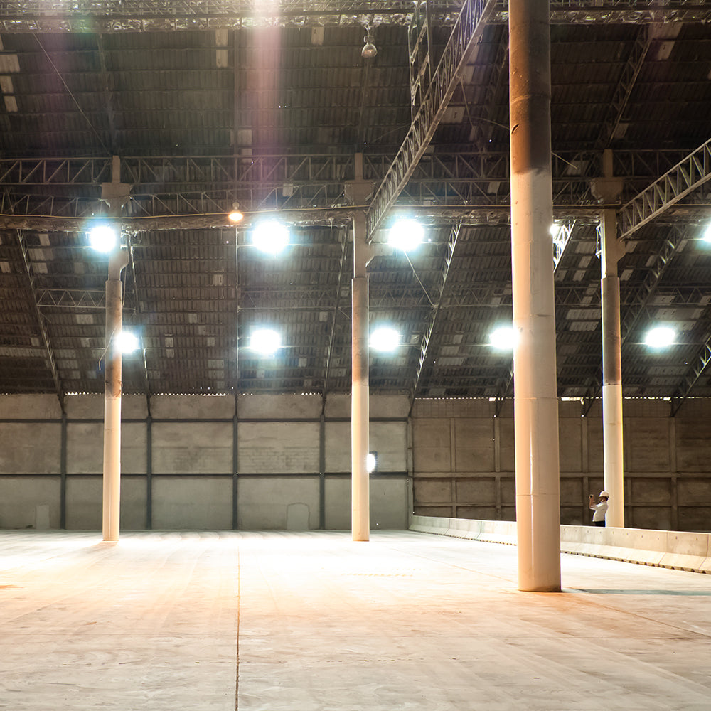 100W Oprawa Highbay / Chip CREE / Barwa:4000K / Obudowa: Czarna / 6 Lat gwarancji / Skuteczność 135lm/W / Kąt 90'