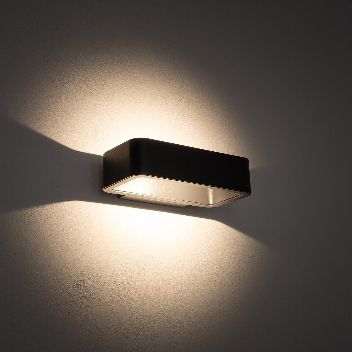 Nowodvorski Lampa ścienna natynkowa MUNO LED 6W 50/60Hz IP54 - Aluminium lakierowane - Grafitowy 6776 - lampa włączona