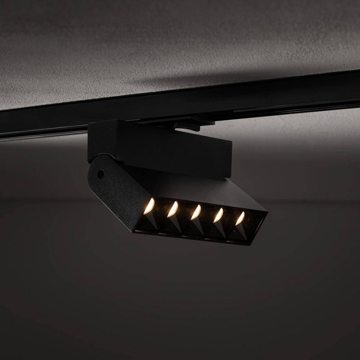 Nowodvorski System szynowy PROFILE FOCUS LED 1-obwodowy Profile Lampa 10W - Aluminium lakierowane - Czarny 7621 - lampa włączona