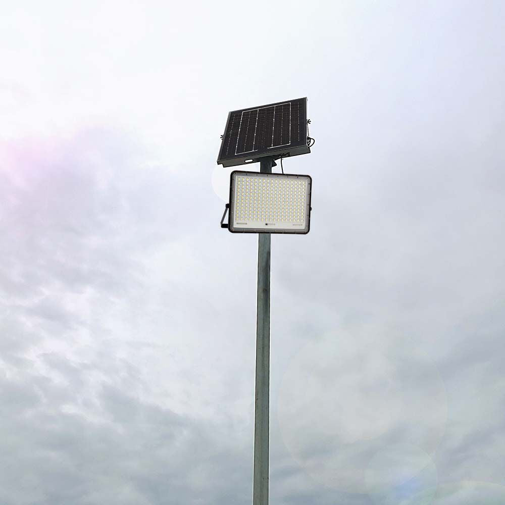 30W Solarny naświetlacz LED z czujnikiem zmierzchu / Panel z przewodem: 3m / Pilot / Bateria 20000mAh/ Barwa:4000K / Obudowa: Czarna