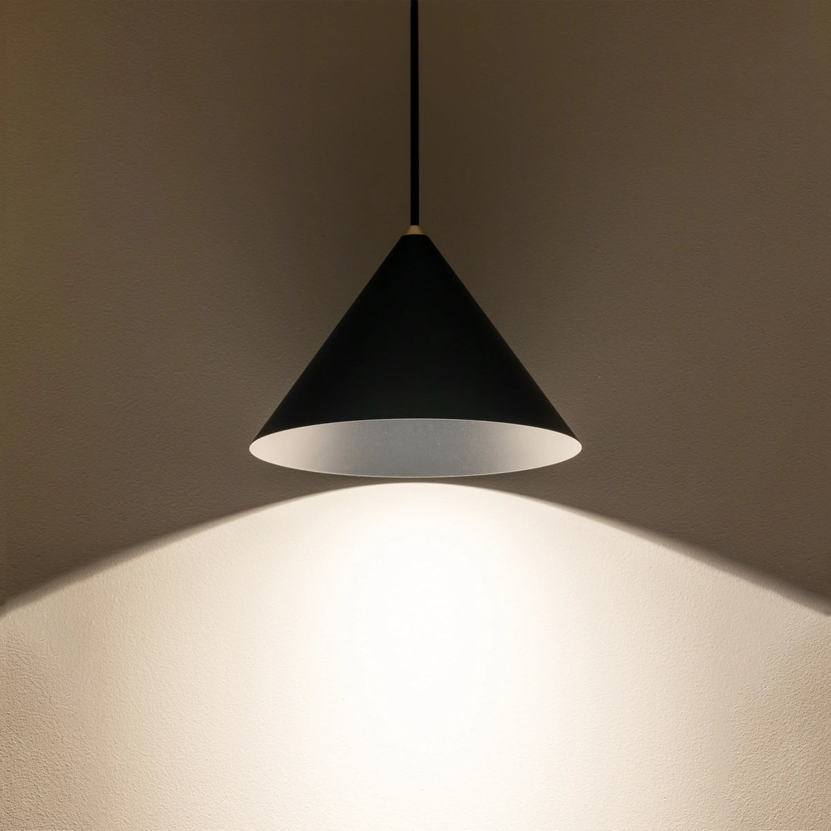 Nowodvorski Lampa wisząca ZENITH S 20W only LED 50/60Hz - Stal lakierowana - Czarny 7996 - lampa włączona