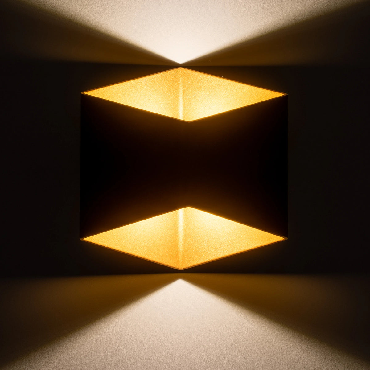 Nowodvorski Lampa ścienna natynkowa TRIANGLES LED 2x5W 50/60Hz IP54 - Aluminium lakierowane - Czarno-złoty 8141 - lampa włączona
