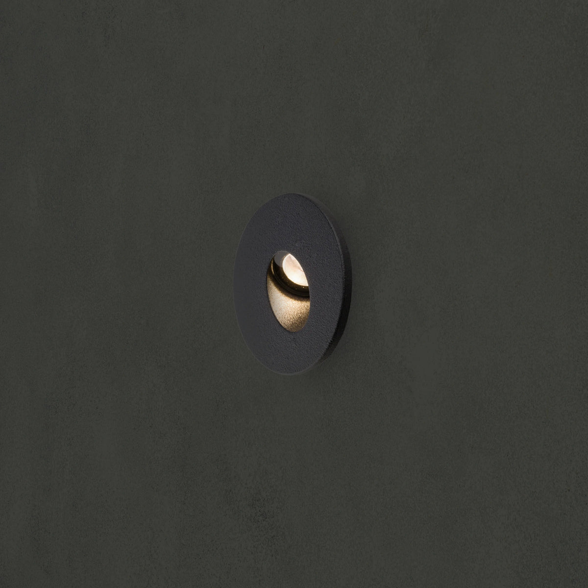 Nowodvorski Lampa ścienna schodowa OIA LED 2W 50/60Hz - Aluminium lakierowane - Czarny 9102 - lampa włączona